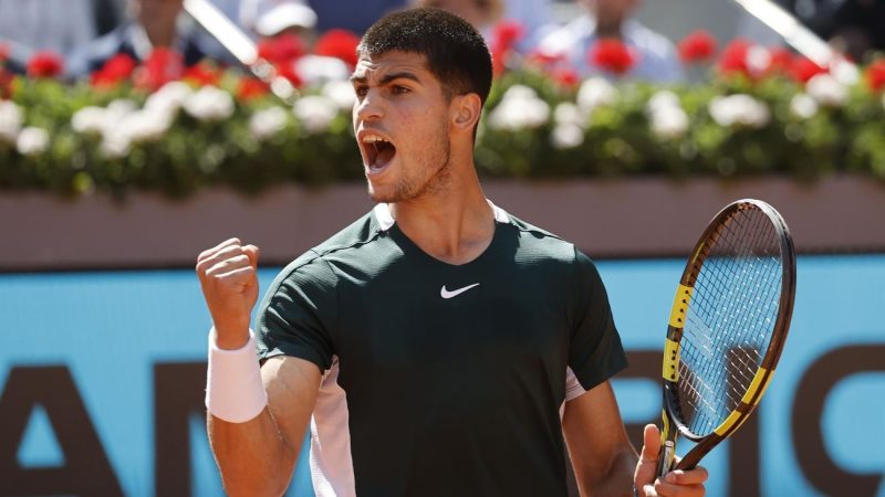 Carlos Alcaraz jugando el Open