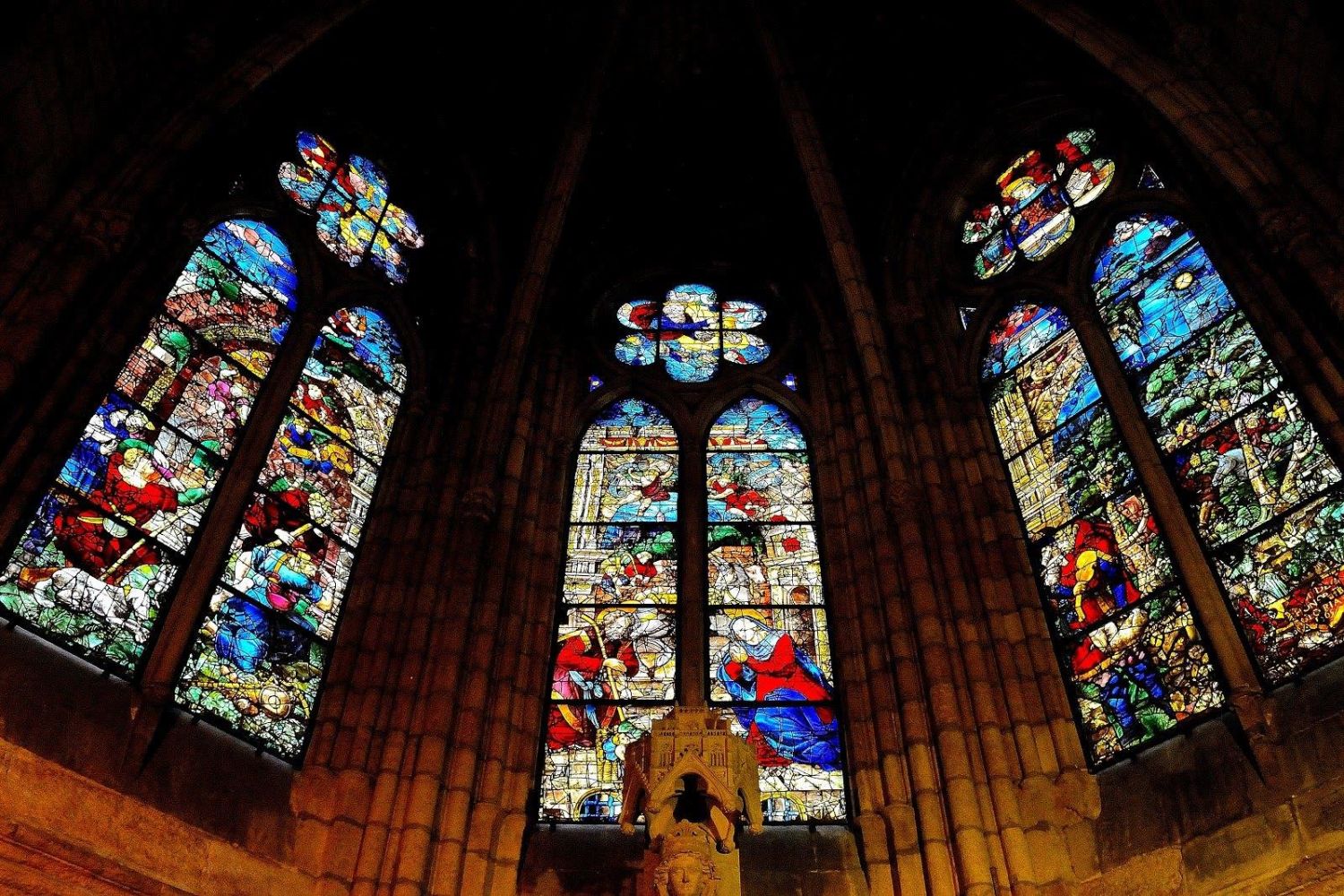 Arte e historia en las vidrieras de la Catedral de León: Una aventura visual