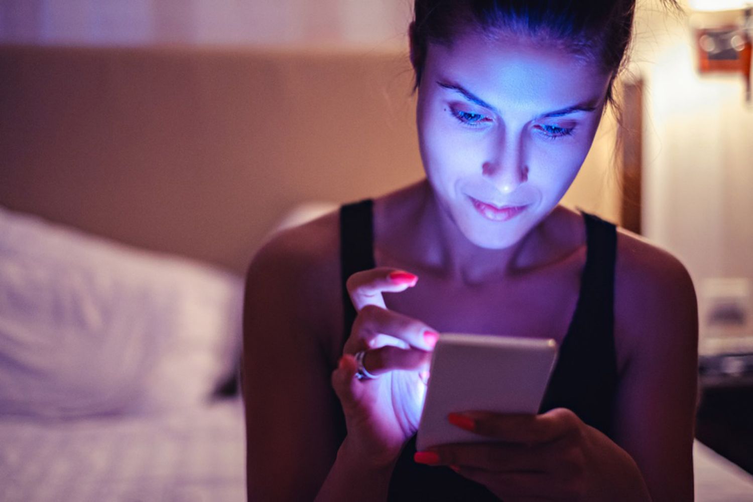 De este modo puedes activar el filtro de luz azul en tu móvil para proteger tus retinas