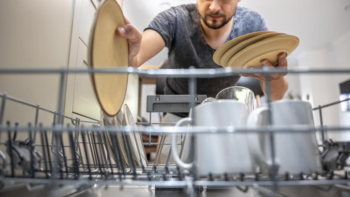 Descubre el truco definitivo para limpiar a fondo el lavavajillas con productos caseros