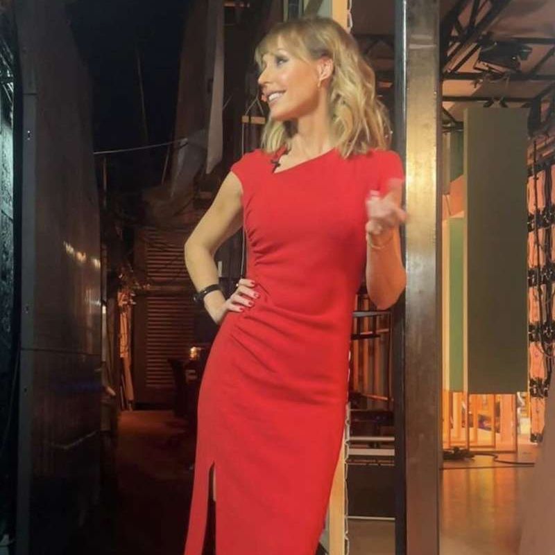 Encuentra en Zara este vestido ideal para tus fiestas que ya luce Emma García con botas altas