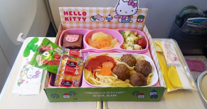 Esta conocida compania aerea incluye en su menu snacks pero no para personas 6 Merca2.es