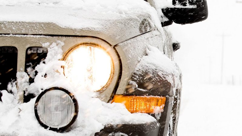 Hay herramientas y productos que debes tener sí o sí en el coche durante el invierno