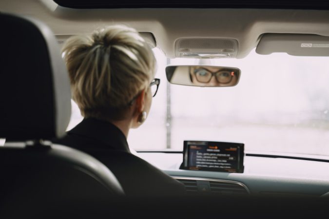 Estas son las multas que te puede poner la DGT por no llevar las gafas puestas cuando estas obligado a ello 9 Merca2.es