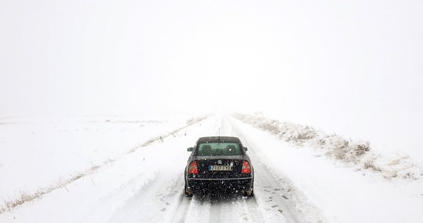 Conducción en pendiente ascendente con nieve: ¿cuál es la estrategia correcta?