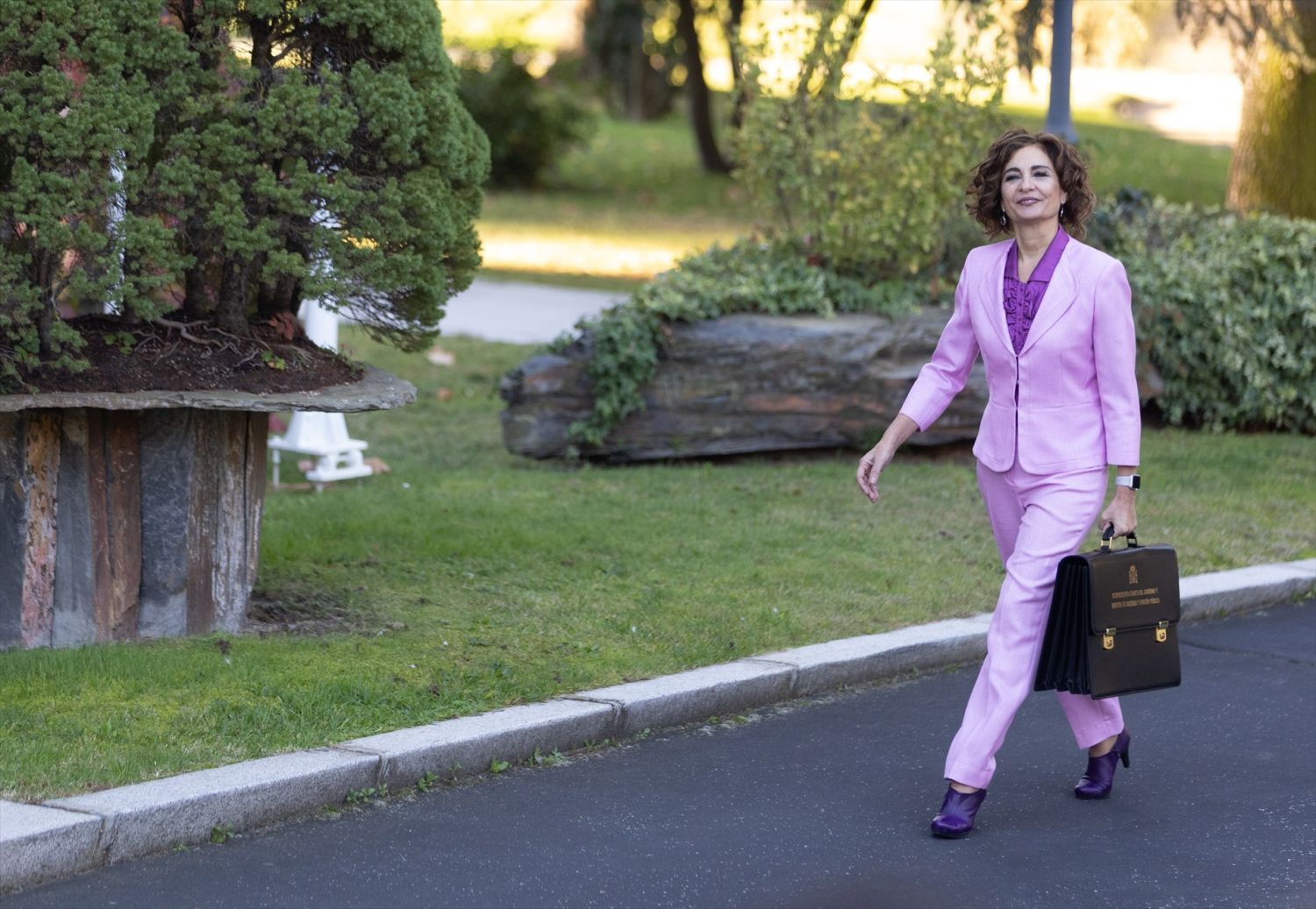La vicepresidenta cuarta y ministra de Hacienda y Función Pública, María Jesús Montero, a su llegada a la primera reunión de Consejo de Ministros de la XV legislatura, en el Palacio de la Moncloa, a 22 de noviembre de 2023, en Madrid (España).