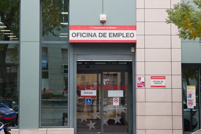 Entrada de la oficina de empleo de Méndez Álvaro, a 4 de diciembre de 2023, en Madrid (España). El paro registrado en las oficinas de los servicios públicos de empleo bajó en 24.573 personas en noviembre en relación al mes anterior (-0,9%)