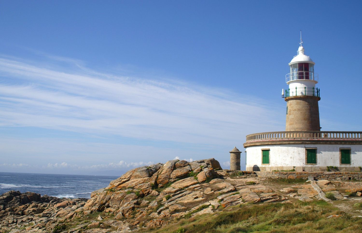 LOS FAROS DE GALICIA: GUARDIANES DE LA COSTA