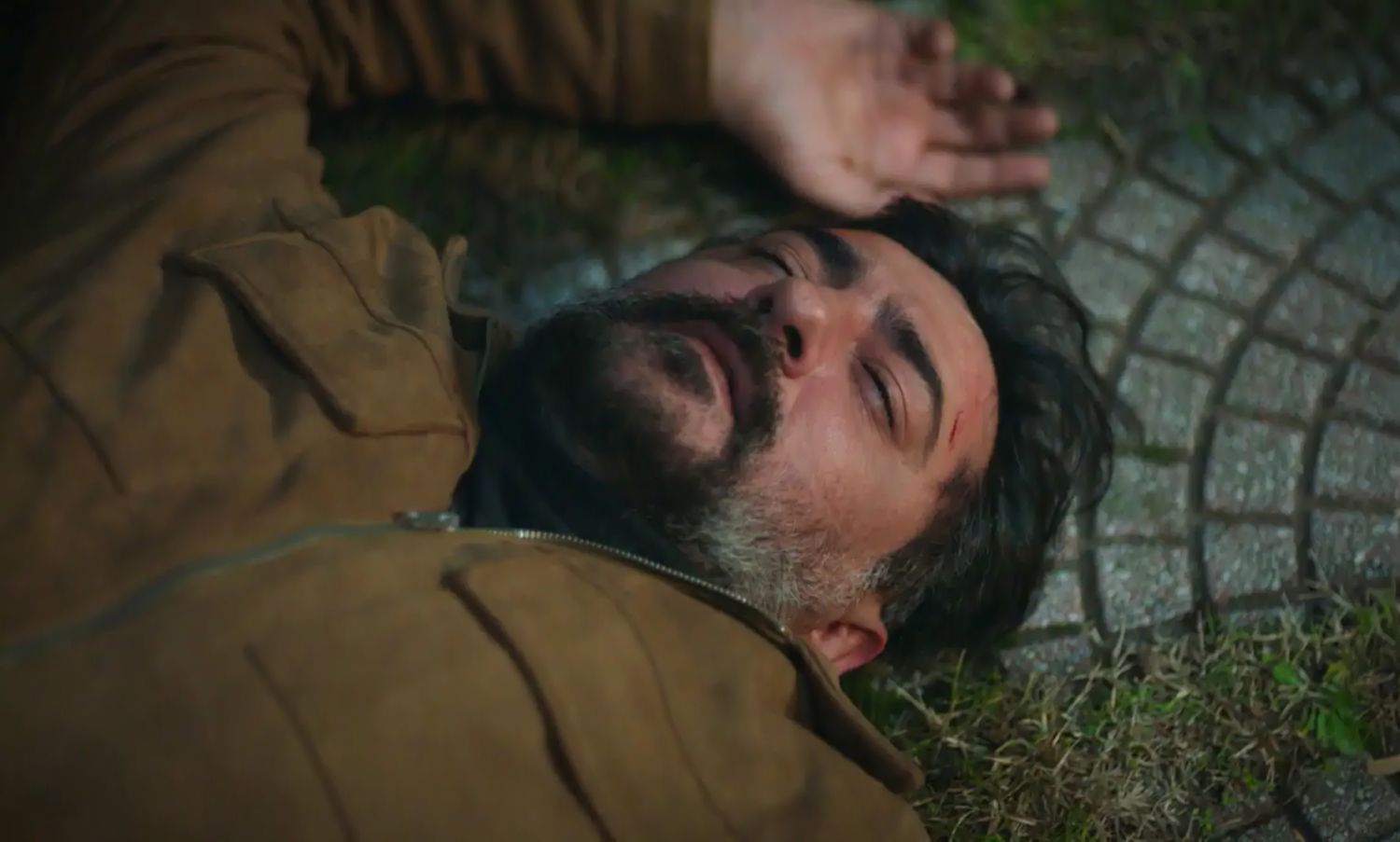 ‘Hermanos’: Akif vuelve a casa en silla de ruedas y asegura que no podrá volver a caminar