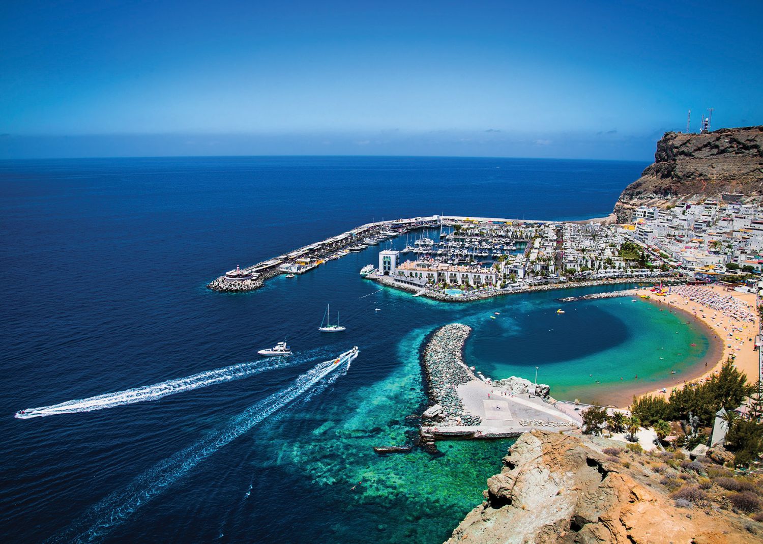 Islas Canarias, paraíso del surf: Olas perfectas en un escenario de ensueño