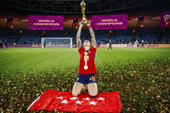 Jenni alzando la Copa del Mundial
