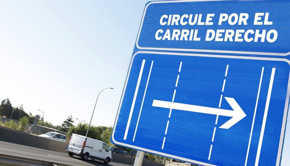 La DGT advierte de las multas que te van a caer por no circular por el carril correcto en carretera