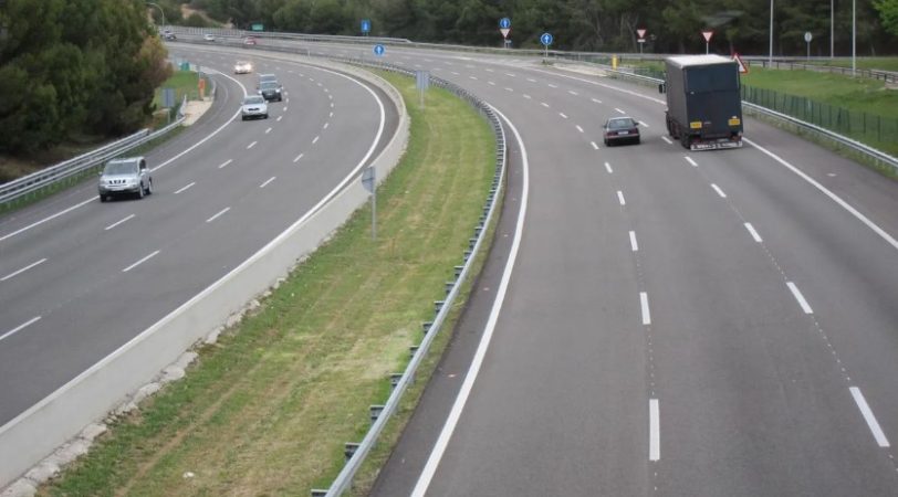 La DGT advierte de las multas que te van a caer por no circular por el carril correcto en carretera 10 Merca2.es