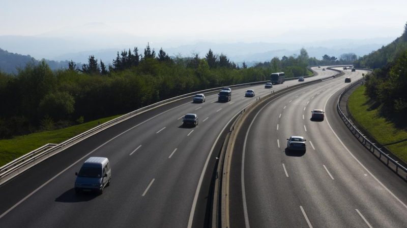 La DGT advierte de las multas que te van a caer por no circular por el carril correcto en carretera 4 Merca2.es