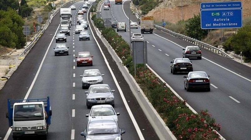 La DGT advierte de las multas que te van a caer por no circular por el carril correcto en carretera 5 Merca2.es