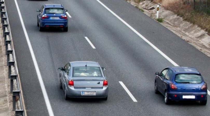 La DGT advierte de las multas que te van a caer por no circular por el carril correcto en carretera 7 Merca2.es