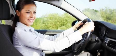 La DGT indica que hay razones para sentarse de una determinada forma frente al volante