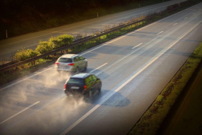 Si vienes por el carril izquierdo, no puedes adelantar por la derecha