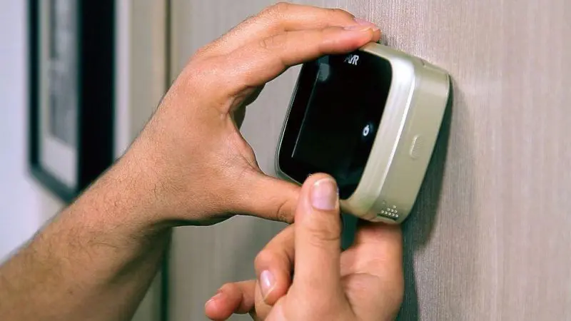 Esta mirilla inteligente se conecta a la red Wi-Fi para facilitar la  gestión a distancia del acceso a nuestro hogar