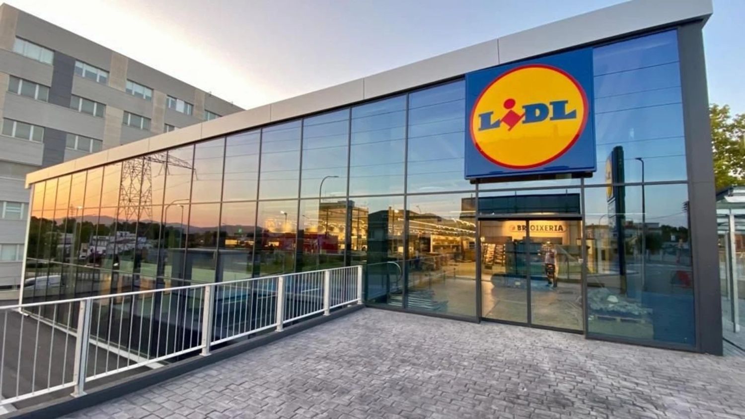 Lidl tiene el perchero con ruedas que todo el mundo quiere tener en su casa