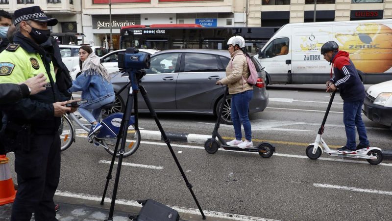 Hay multas de tráfico hasta por dejar los patinetes eléctricos mal colocados