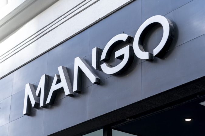 Mango tiene un clásico que nunca pasa de moda, el abrigo largo camel con efecto cintura