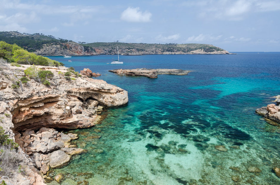 Descubre la Menorca menos conocida: calas secretas y paisajes mediterráneos 2 Merca2.es Gastronomía Local: Delicias Menorquinas
