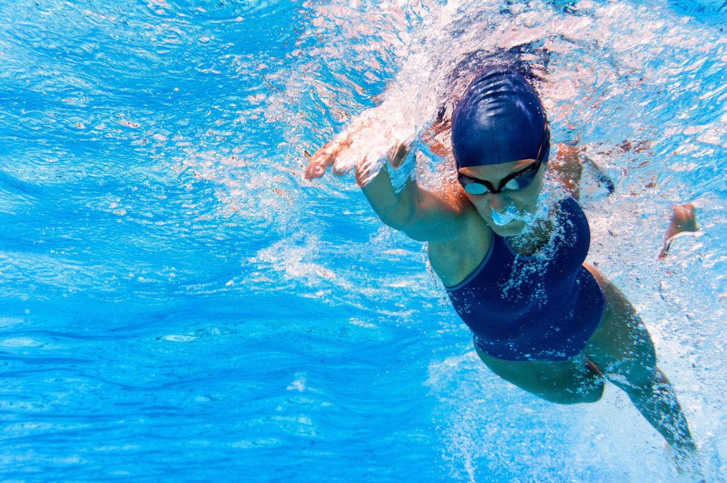 LOS BENEFICIOS DE LA NATACIÓN