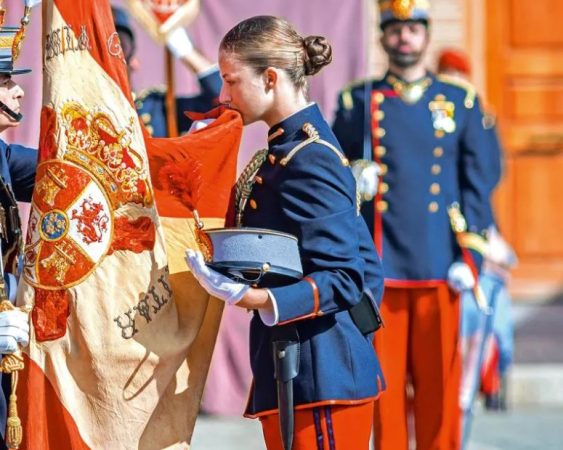 La Princesa Leonor realiza su Juramento de Bandera