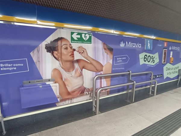 Publicidad de Miravia en el metro de Madrid con influencers Merca2.es