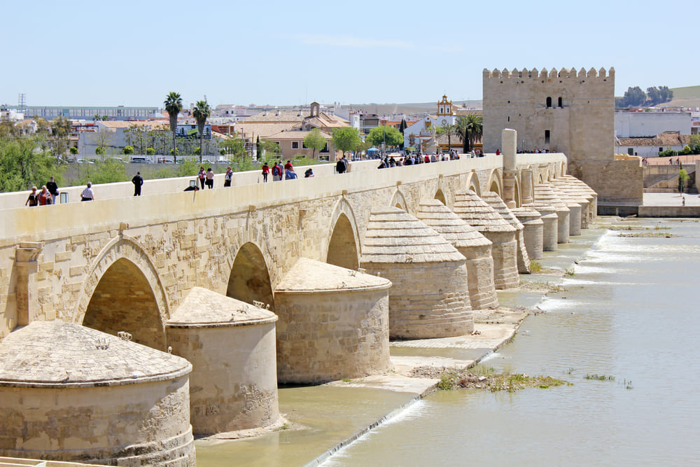 Un puente entre culturas: razones únicas para visitar el Puente Romano de Córdoba 2 Merca2.es MANTENIMIENTO DE SU ESTRUCTURA