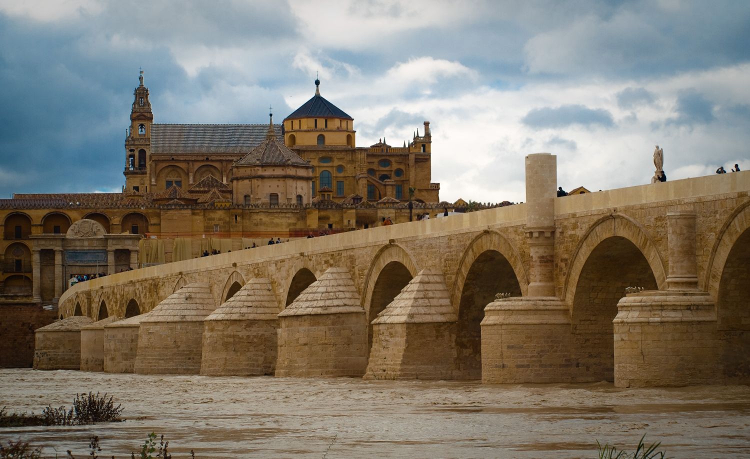 Un puente entre culturas: razones únicas para visitar el Puente Romano de Córdoba 3 Merca2.es CONCLUSIÓN