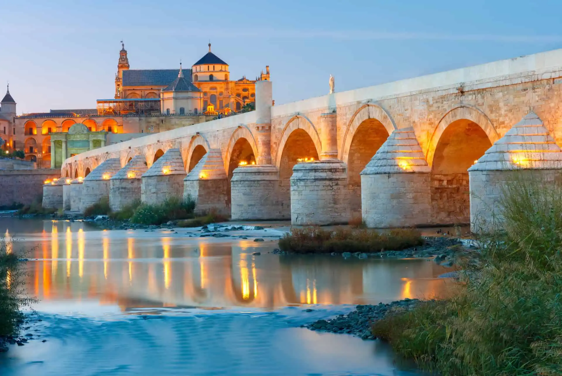 Un puente entre culturas: razones únicas para visitar el Puente Romano de Córdoba 1 Merca2.es IMPORTANCIA CULTURAL Y ARQUITECTÓNICA