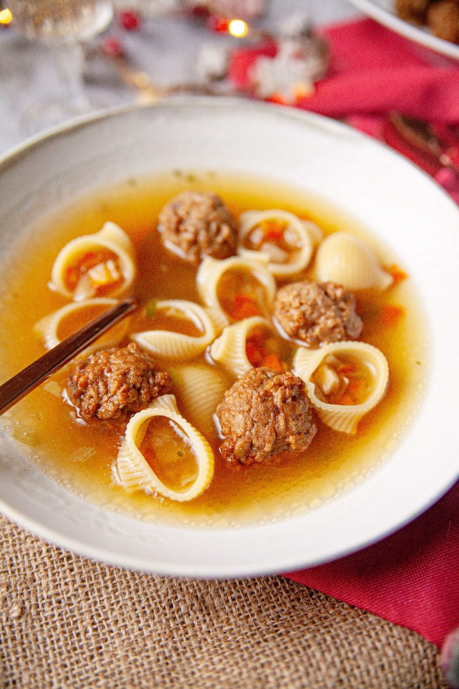 La receta más típica para estos días en familia: sopa de Navidad con ‘pelotas’