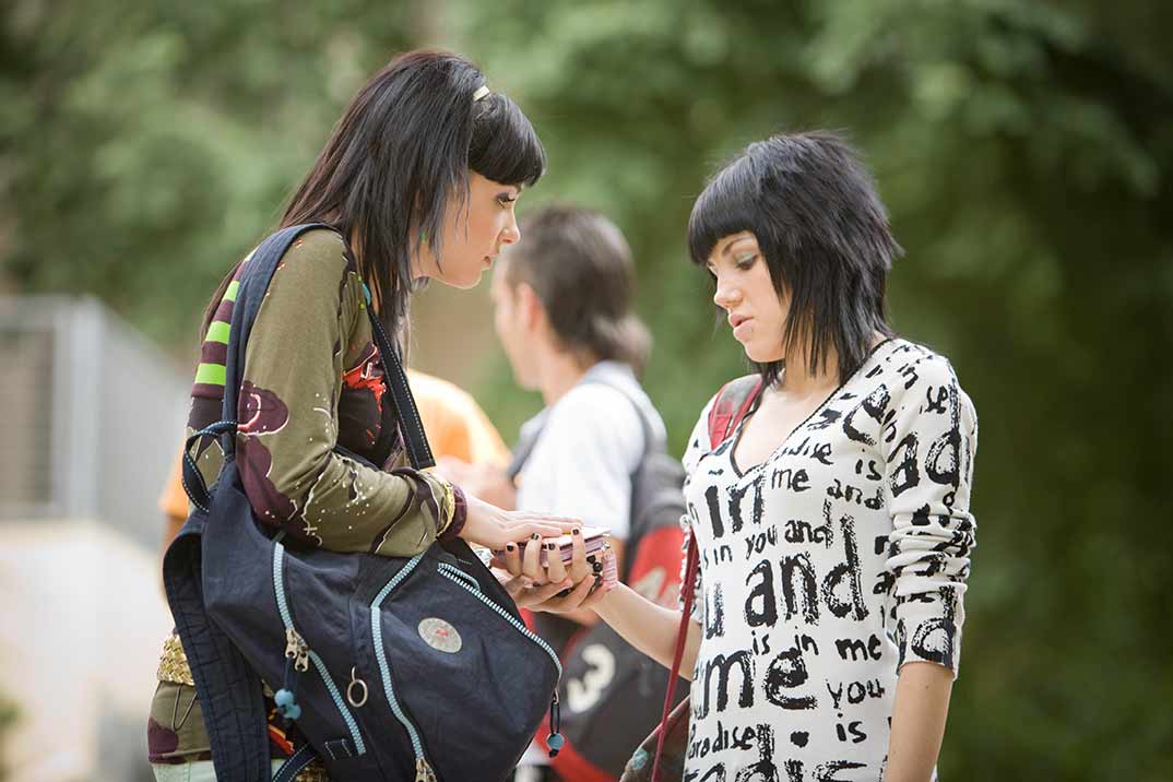 AMORES QUE TRASPASAN LA PANTALLA