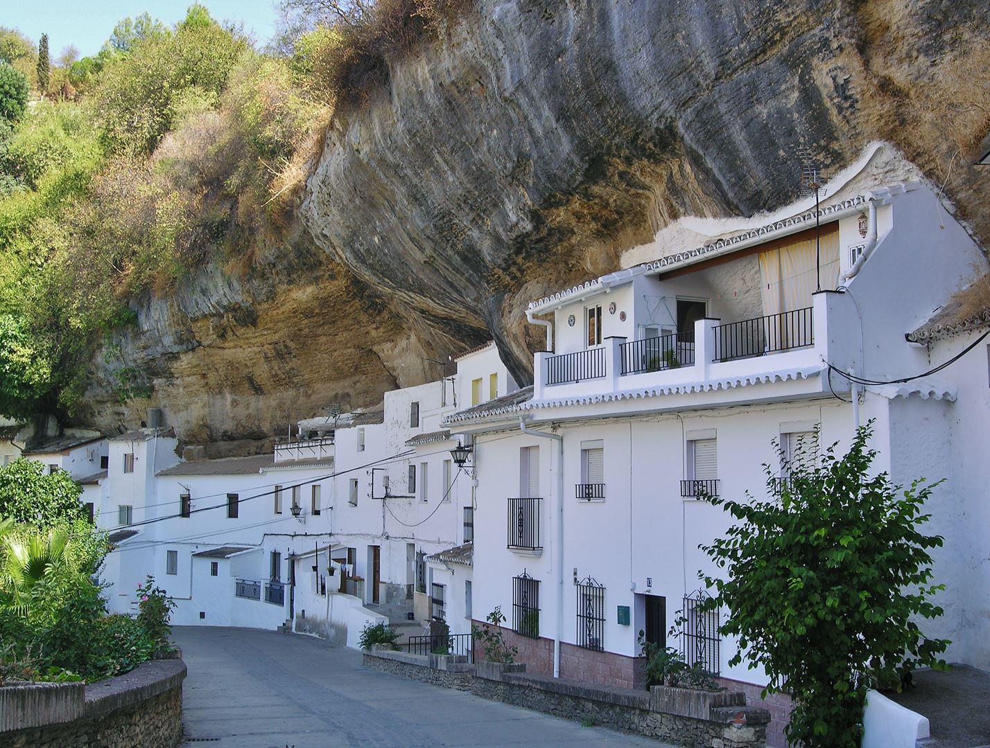 Explorando Setenil de las Bodegas: Casas en cuevas que desafían la imaginación 1 Merca2.es HISTORIA Y ORÍGENES
