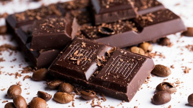 OCU: si te gusta el chocolate negro, este te va a volver loco y además es muy barato 10 Merca2.es Te contamos lo que el chocolate puede hacer por tu salud en invierno