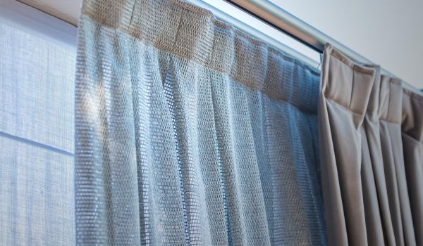 Truco # 2. Alfombras y cortinas en tonos oscuros para un toque de sofisticación en cada rincón de tu hogar y te ayudan a mantenerla calientita