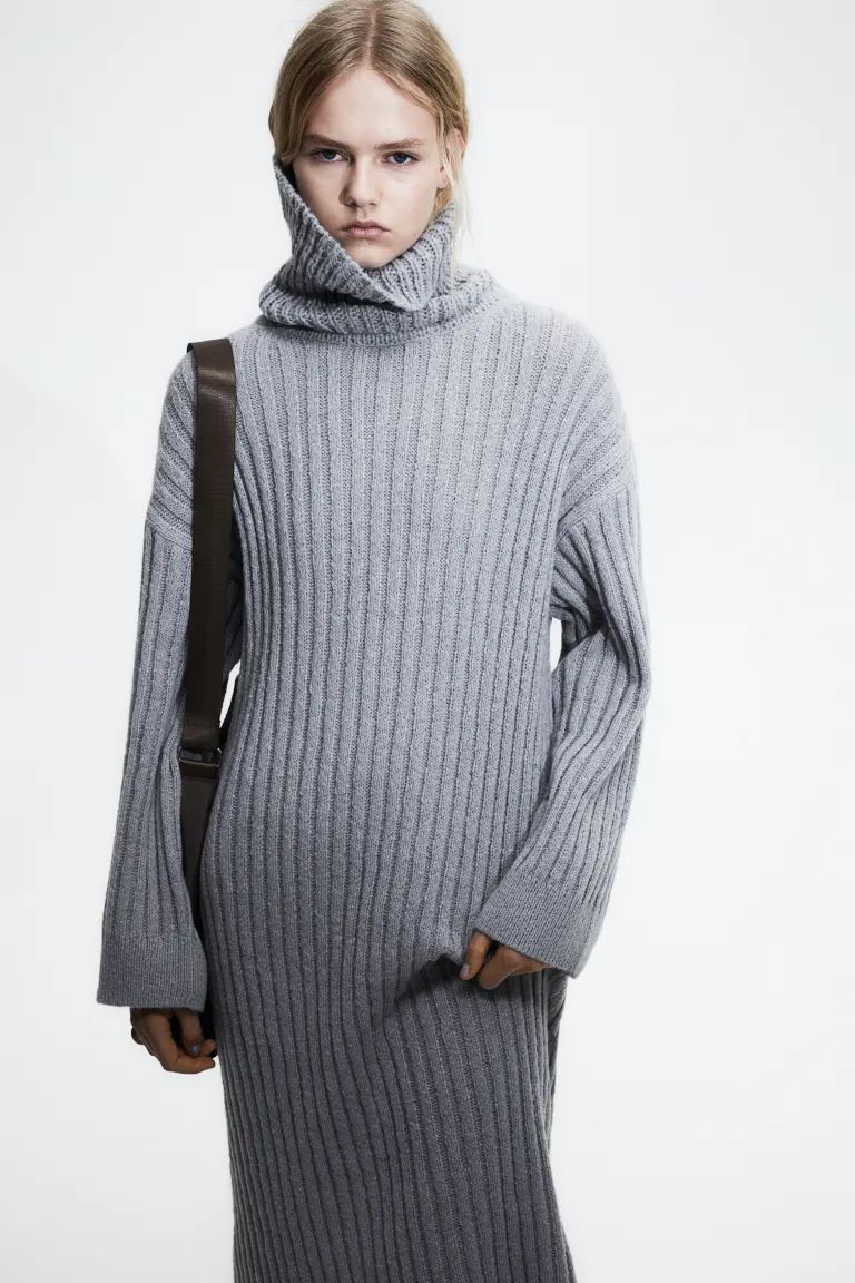 Vestido de cuello alto en punto de canalé