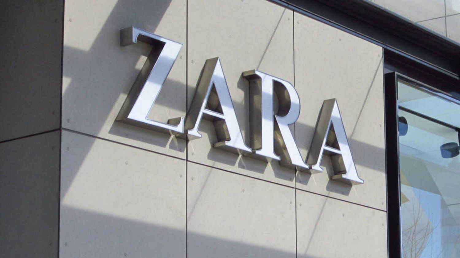 Zara tiene el vestido corto que queremos todas para estas fiestas y se va a agotar pronto