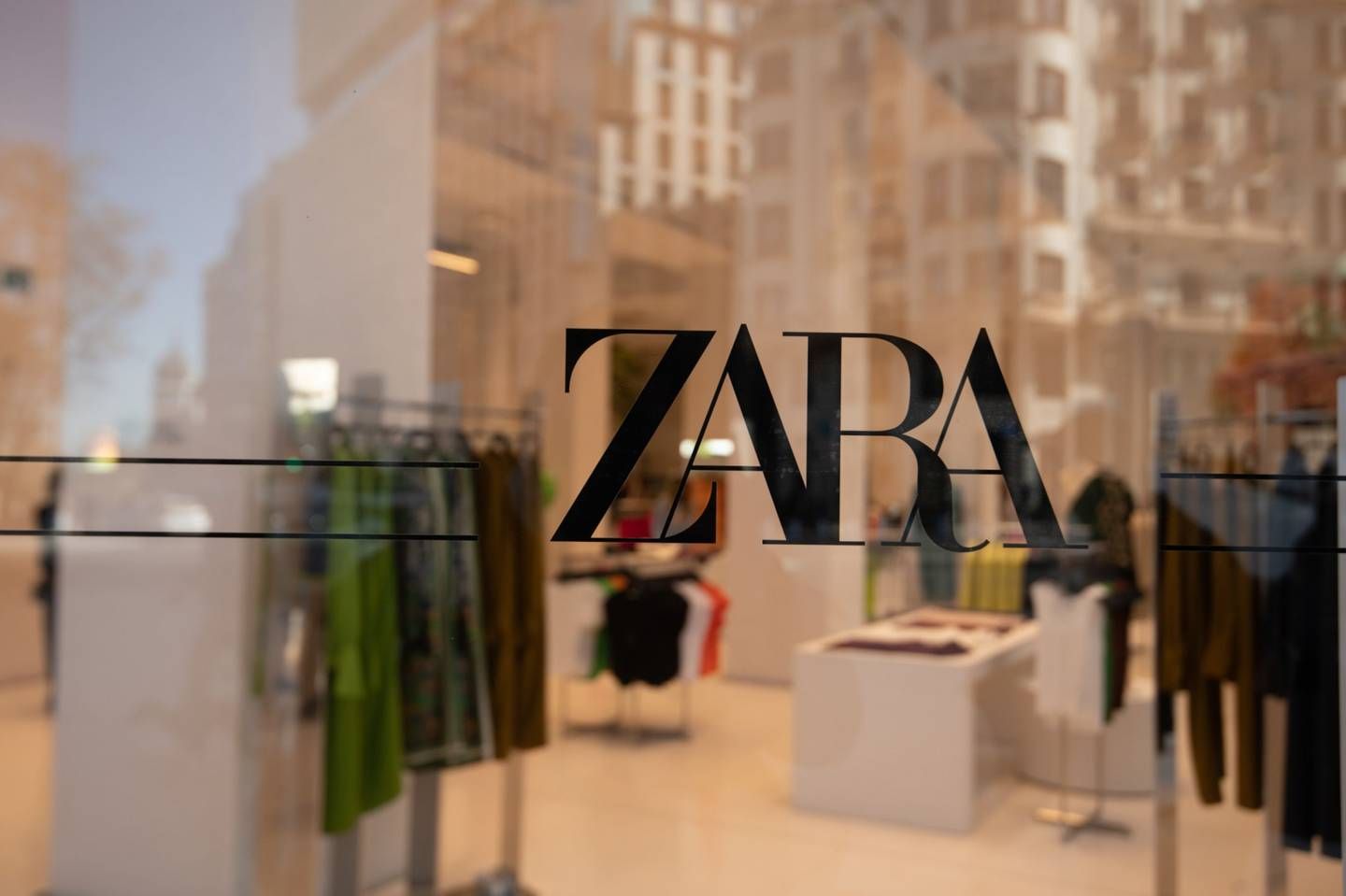 Zara ya ha puesto a la venta sus famosos vestidos edición limitada para triunfar esta Navidad
