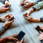 ¿Cambios de formas o retroceso histórico? La Generación Z redefine la forma de comunicarse y vincularse