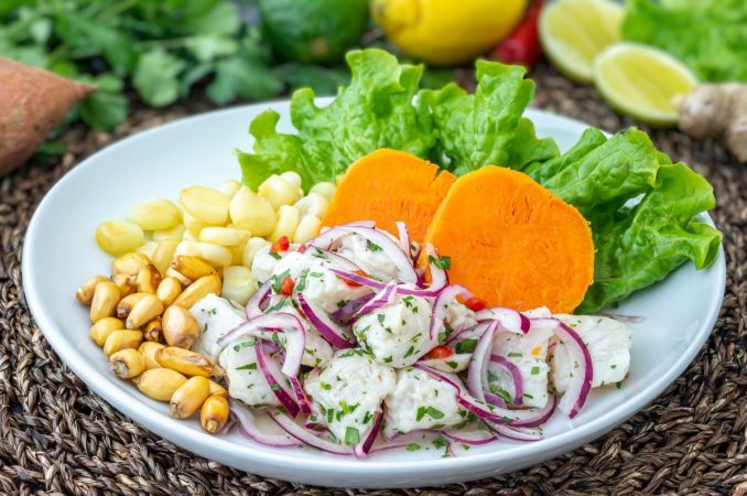 Si quieres cuidar tu salud a través de tu alimentación, sigue todos estos consejos 8 Merca2.es ceviche peruano de pescado Merca2.es