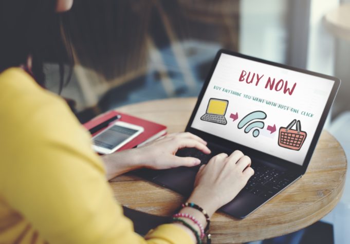 Estos son los riesgos de hacer compras online por la noche