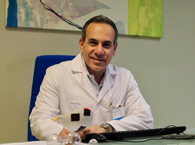 El doctor Nabil Ragaei Kamel recibe el premio Médico del Año en Oftalmología