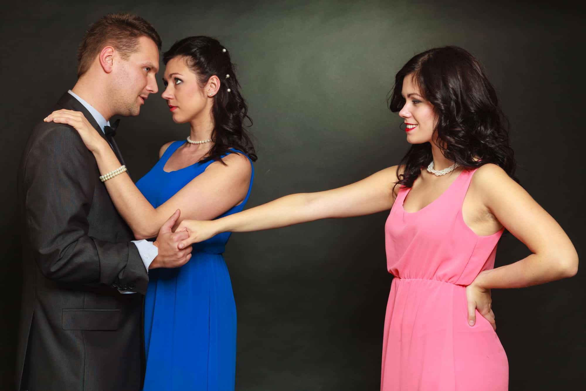 Micro-cheating: la nueva forma de engañar a tu pareja a escondidas 1 Merca2.es EL MICRO-CHEATING: UN ENGAÑO SUTIL QUE MINA LAS RELACIONES