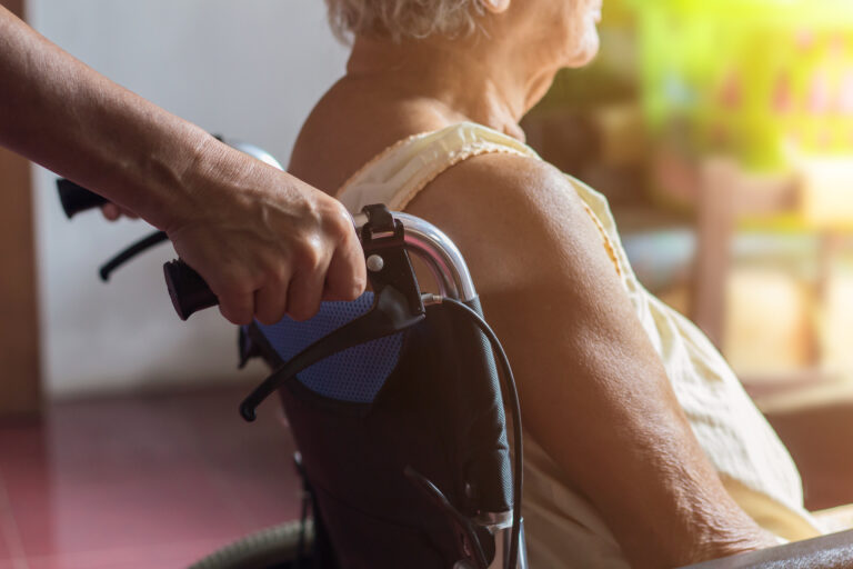 Esclerosis múltiple: Cómo estos pacientes están revirtiendo sus síntomas 2 Merca2.es APOYO EMOCIONAL Y FÍSICO: EL PAPEL DE LA TERAPIA Y EL EJERCICIO