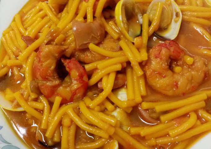 Receta de fideuá de mariscos: una deliciosa oda a la tradición mediterránea