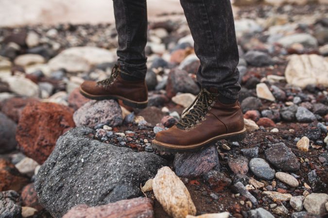 hombre joven inconformista senderismo naturaleza salvaje vacaciones invierno Merca2.es