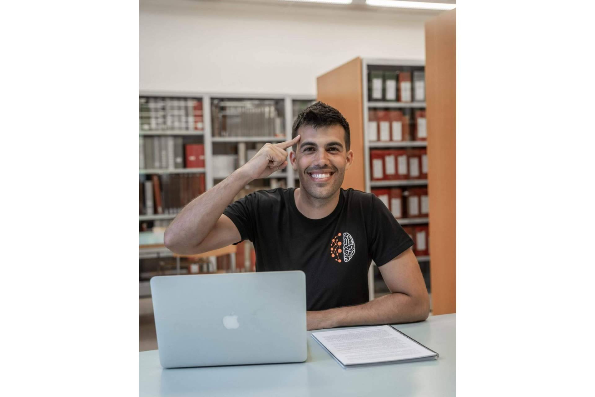 Joan López, director de la academia Potencia Tu Estudio, concede una entrevista